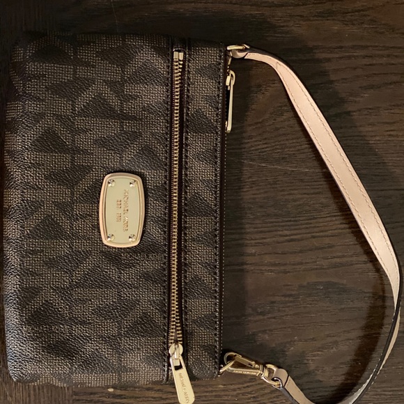 Michael Kors Handbags - Michael Kors Clutch.